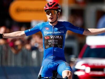 Jonas Vingegaard vince, in solitaria, il tappone alpino con arrivo a Pila