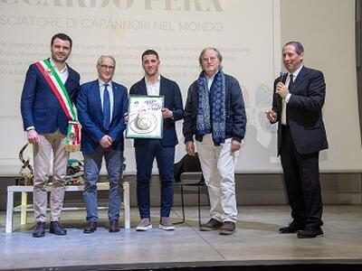 In tanti ad Artè per la cerimonia di conferimento del titolo di 'Ambasciatore di Capannori' al campione Riccardo Pera