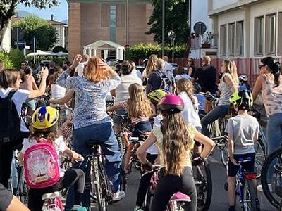 Dalla scuola ai pedali: in cento alla biciclettata della primaria Martini