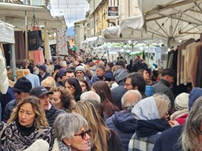 Il Mercato degli Ambulanti di Forte dei Marmi torna a Lucca: domenica 18 ottobre una giornata dedicata allo shopping di qualità a Borgo Giannotti