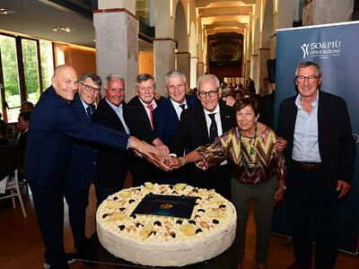 Il mondo del commercio lucchese in festa con l'omaggio ai suoi 33 maestri d'argento, oro e diamante