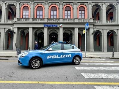 La polizia individua tre borseggiatrici alla stazione ferroviaria di Lucca: emesso foglio di via per tre anni