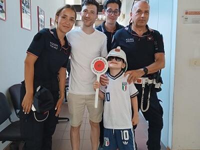 Bambino inglese di 9 anni si perde in centro storico, ma ritrova i genitori grazie alla Polizia Locale