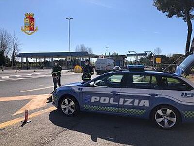 Tradito dai troppi alias: la polizia stradale di Viareggio arresta ricercato e sequestra 16 grammi di hashish