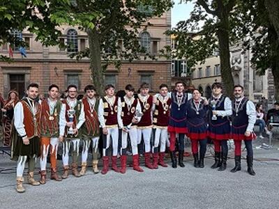 Gli sbandieratori e musici di Lucca vincono il torneo di bandiere