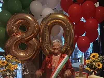La lucchese Giuseppina Micheletti, cavaliere della Repubblica, ha festeggiato il traguardo degli 80 anni assieme a 120 amici 