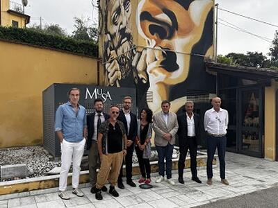 Pietrasanta: inaugurato il volto di Michelangelo che dà forma al suo David, al Musa la Street Art di Rhd sulla cabina Enel