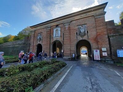 Figli di un Dio minore: Borgo Giannotti e il sottopasso che conduce a Porta Santa Maria