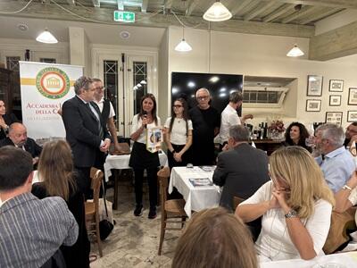 La delegazione di Lucca dell'Accademia Italiana della Cucina celebra la cena ecumenica da Giulio in Pelleria
