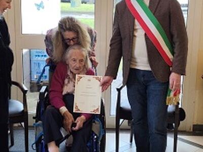 Gli auguri dell'amministrazione comunale alla signora Orazia per i suoi 103 anni