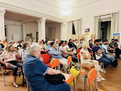 Grande partecipazione all’incontro “Remigrazione: soluzione o illusione?”. Le realtà promotrici: “Una comunità che vuole capire e partecipare”