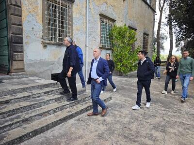 Il vescovo Paolo Giulietti insieme all'assessore Moreno Bruni in visita al Monastero di Vicopelago