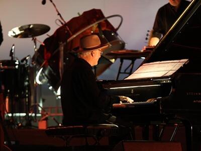 Grande successo per le note magiche di Ludovico Einaudi alla prima del Lucca Summer Festival