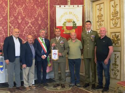 Medaglia della Città di Lucca al capitano Piergiorgio Andreucci: il sindaco Mario Pardini consegna l'onorificenza per il salvataggio del 12 luglio a Trieste
