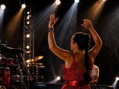 La Notte Bianca ha il sound di Sade: al Real Collegio musica anni Ottanta e solidarietà