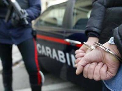 Ventenne straniero in manette per droga: nascondeva cocaina e materiale per il confezionamento nell'auto