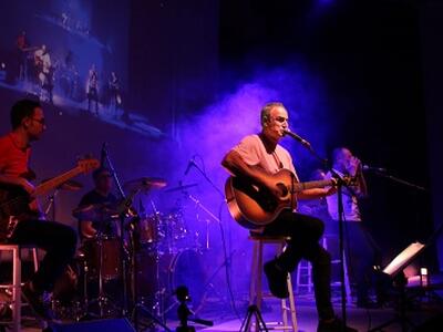 Al teatro Arté sold-out ed emozioni per il concerto del cantautore lucchese Roberto Franchi