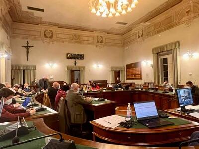 “Oggi siete particolarmente molesti”: caos in consiglio comunale su palazzetto Silver e Piaggione