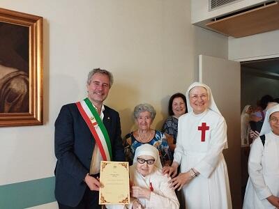 Il sindaco di Lucca ha partecipato oggi alla festa per i 100 anni di Suor Ambrogina