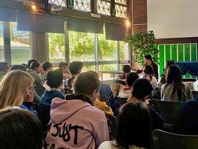 Il teatro entra nelle scuole di Porcari: emozioni e riflessione tra medie e infanzia