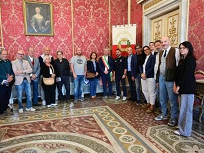 Il sindaco Pardini accoglie Riccardo Bergamini: da Lucca all'Himalaya, verso l'Ama Dablam