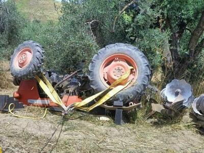 A Camaiore si ribalta un trattore, muore schiacciato il conducente