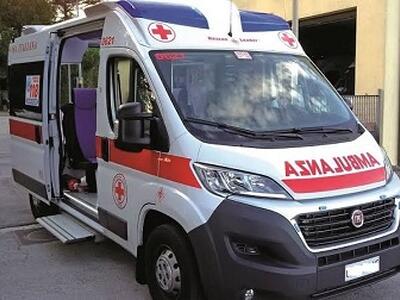 Scontro auto-moto all'incrocio: gravissimo 19enne