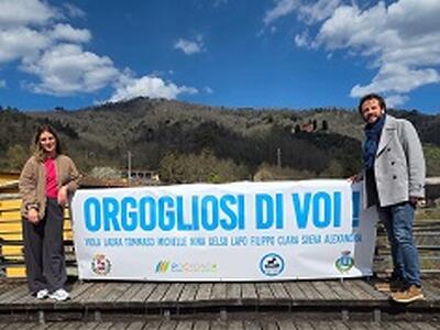 Orgoglio rafting: uno striscione sul Ponte delle Catene unisce nel tifo Bagni di Lucca e Borgo a Mozzano