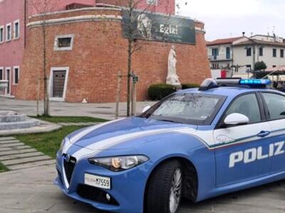 Furto con strappo in una profumeria: il ladro scappa in auto, inseguimento della polizia che recupera la refurtiva