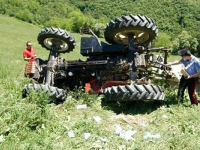Alla guida del trattore viene trafitto da una trave che lo uccide