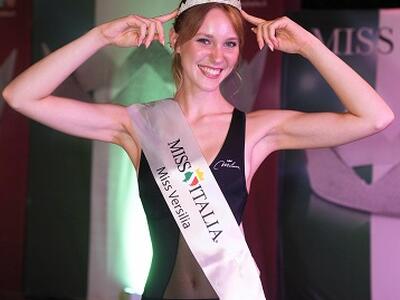 Viola Zacek, 18 anni di Lucca, è la nuova Miss Versilia 2026 incoronata a villa Fioccomare di Camaiore