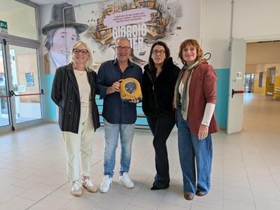Un defibrillatore in ogni scuola di Camaiore: i balneari di Lido consegnano 23 DAE agli istituti del territorio