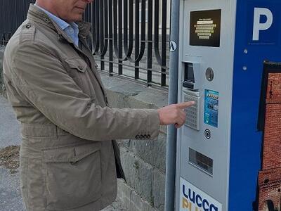 Parcheggio Palestra Bacchettoni: completati gli interventi a cura di Lucca Plus, installato anche il nuovo parcometro di ultima generazione