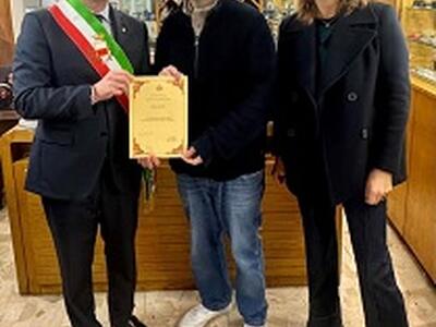 Il sindaco Pardini con Paola Granucci per congratularsi con l'Ottica Bianchi