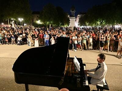 "E lucevan le stelle", il 10 agosto torna la magia della notte di San Lorenzo sulle Mura di Lucca