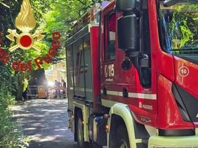 Cinquantenne si appicca il fuoco: gravissimo