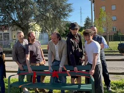 Lucca, i giovani spediscono le cartoline al futuro: tra sogni, speranze e paure inaugurata la panchina dell'ascolto