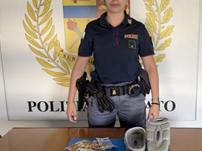 Viareggio, operazione antidroga alla stazione: la polizia smaschera un ingegnoso stratagemma e sequestra 42 grammi di cocaina nascosti nelle ciabatte