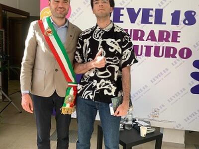 ‘Level 18. Curare il futuro'. Il sindaco Del Chiaro ha consegnato ad oltre 50 neo diciottenni una copia della costituzione ed un 'Kit benessere'