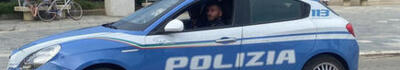 Tenta il furto all'interno di un'auto in sosta e aggredisce il proprietario: arrestato dalla polizia