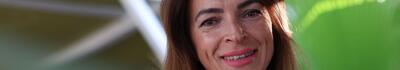 Camelia Mihahilescu, moglie di Roberto Vannacci, mostra il dito medio agli antifascisti che cantano Bella ciao: strepitosa!