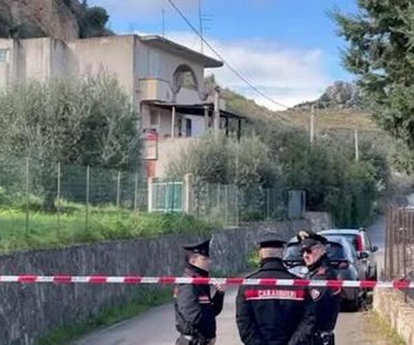 Tragedia a Camaiore: uomo spara e uccide la moglie e il figlio poi sale sul tetto e minaccia di uccidersi