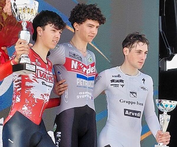 La quarta edizione della Cronoversilia premia l'aerodinamicità di Patrik Pezzo Rosola