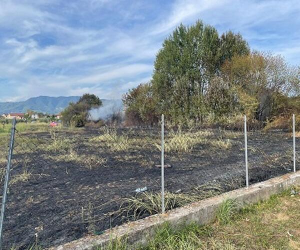 Scoppia incendio a S. Vito per colpa di alcuni petardi fatti esplodere da dei ragazzi