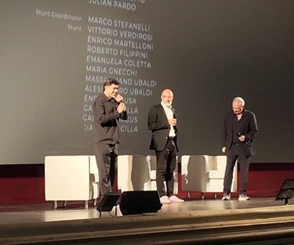 Il Lucca Film Festival chiude con la proiezione della pellicola 'Dio ride' di Giovanni Veronesi: successo all'Astra e al Moderno con Pierfrancesco Favino
