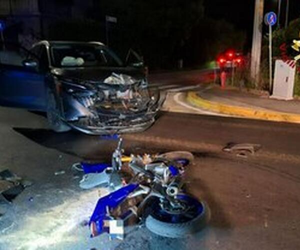 Tragedia nella notte sulla A11: muore una donna nello scontro tra un'auto e una moto