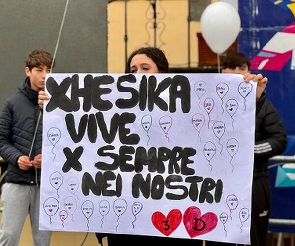 Porcari si ferma in silenzio per l’ultimo saluto alla famiglia Kola