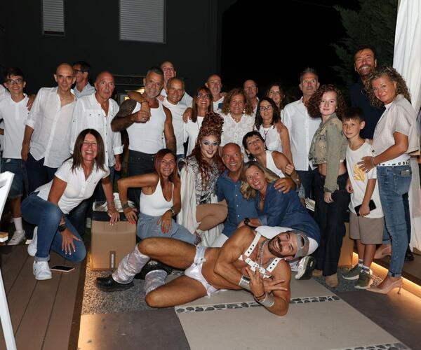 Andrea Taddeucci e i suoi primi sessant'anni: una festa per celebrarli con le torte di Damiano Carrara e la band del Mama Mia