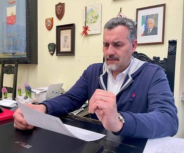 Manifesti contro il sindaco di Lucca, Pardini ringrazia il primo cittadino di Porcari per la solidarietà