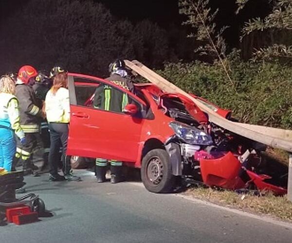 Esce di strada e si schianta contro il guard-rail: salvo per miracolo